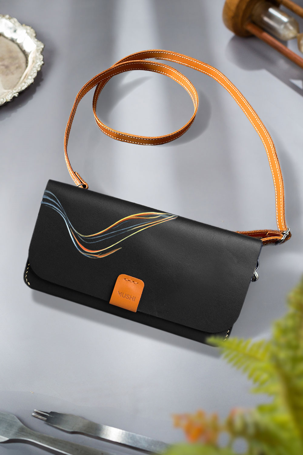 Abstract-Lines-Featured-Image Hand-painted abstract wave design on women’s leather wallet by MUSHI.