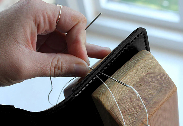 Wallet stitching by hands using wax tiger thread