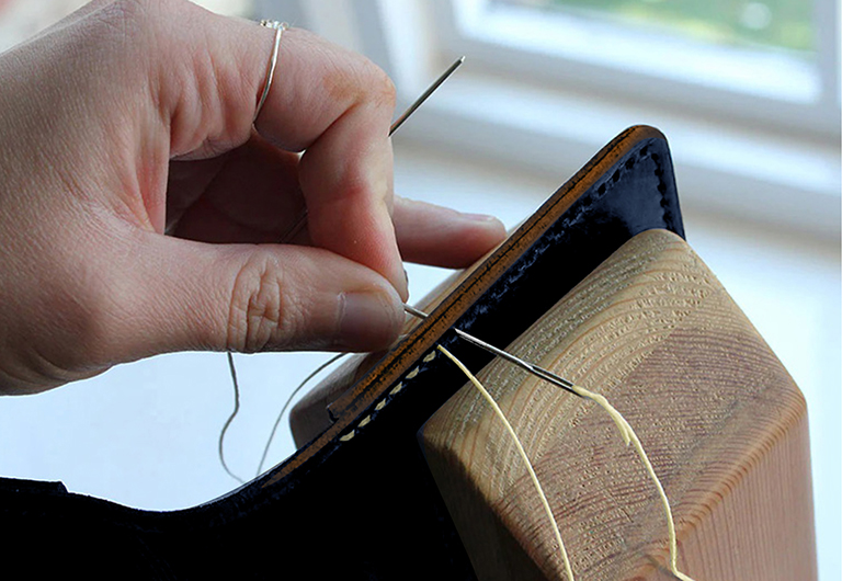 Wallet stitching by hands using wax tiger thread