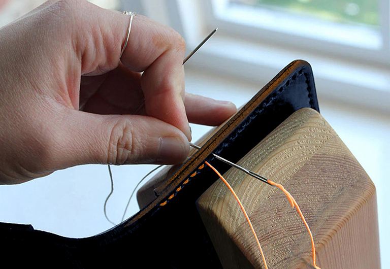 Wallet stitching by hands using wax tiger thread